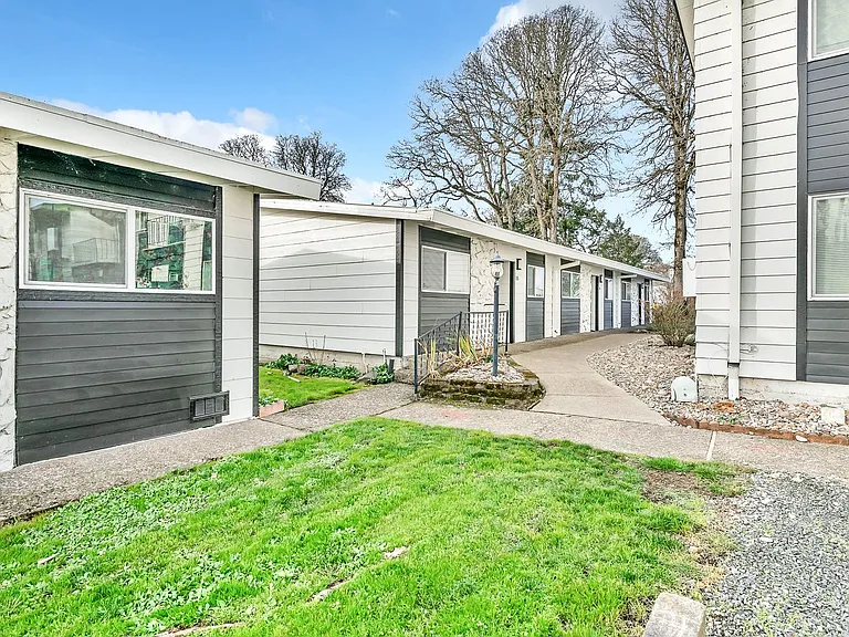 Cape Lee Apartments 2 & 3 Bedroom 1 Bathroom units — Photo 35