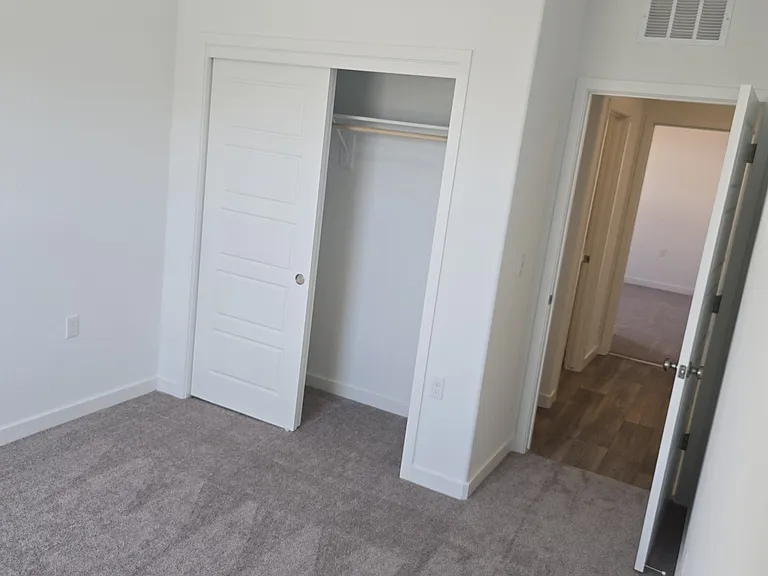2584 W Cambridge St — Photo 12