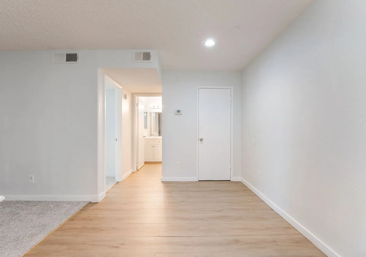 Upgraded Condo With Modern Touches & Prime Location! — Photo 4