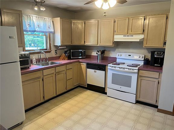 5th image of 122 Corinne Ct