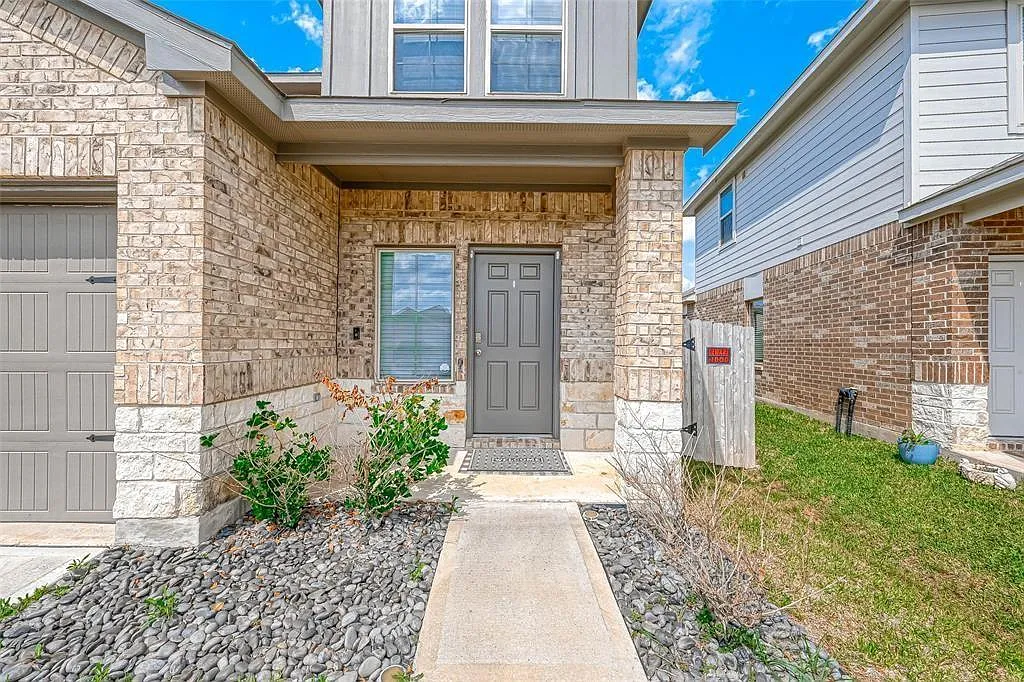 4 bed, 2.5 bath, 2214 sqft, $2,400 — Photo 2