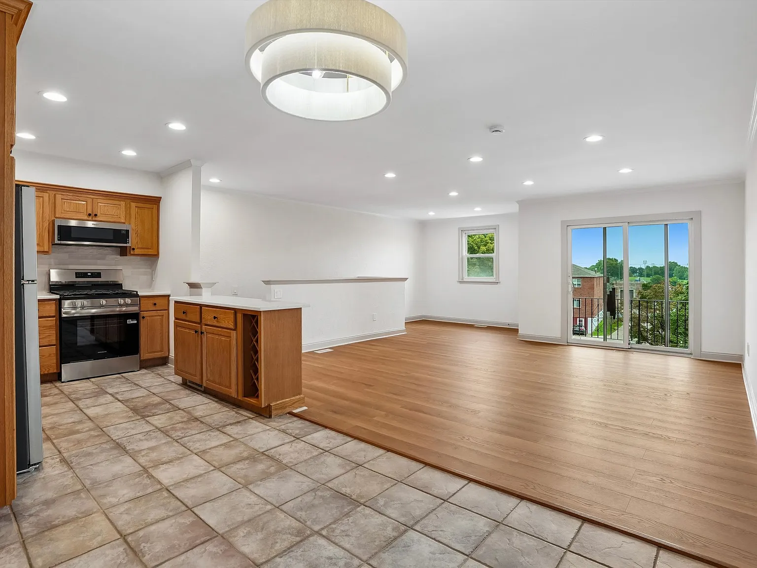 2 bed, 1000 sqft, $1,750 — Photo 2