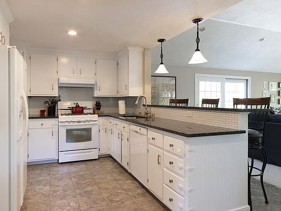 3rd image of 213 Lake Shore Dr
