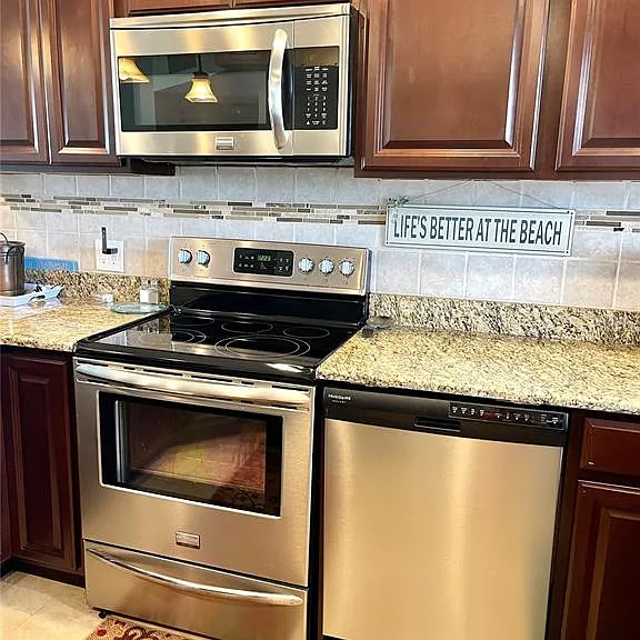 4650 Cove Cir #402 — Photo 7