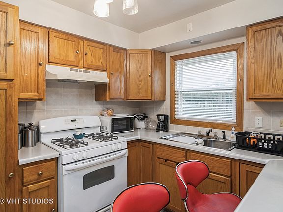 3rd image of 821 E Lilly Ln
