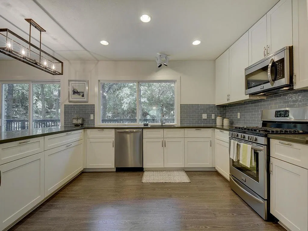 404 Westbrook Dr — Photo 3