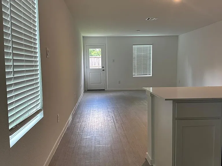 939 Pertuso Ln — Photo 5