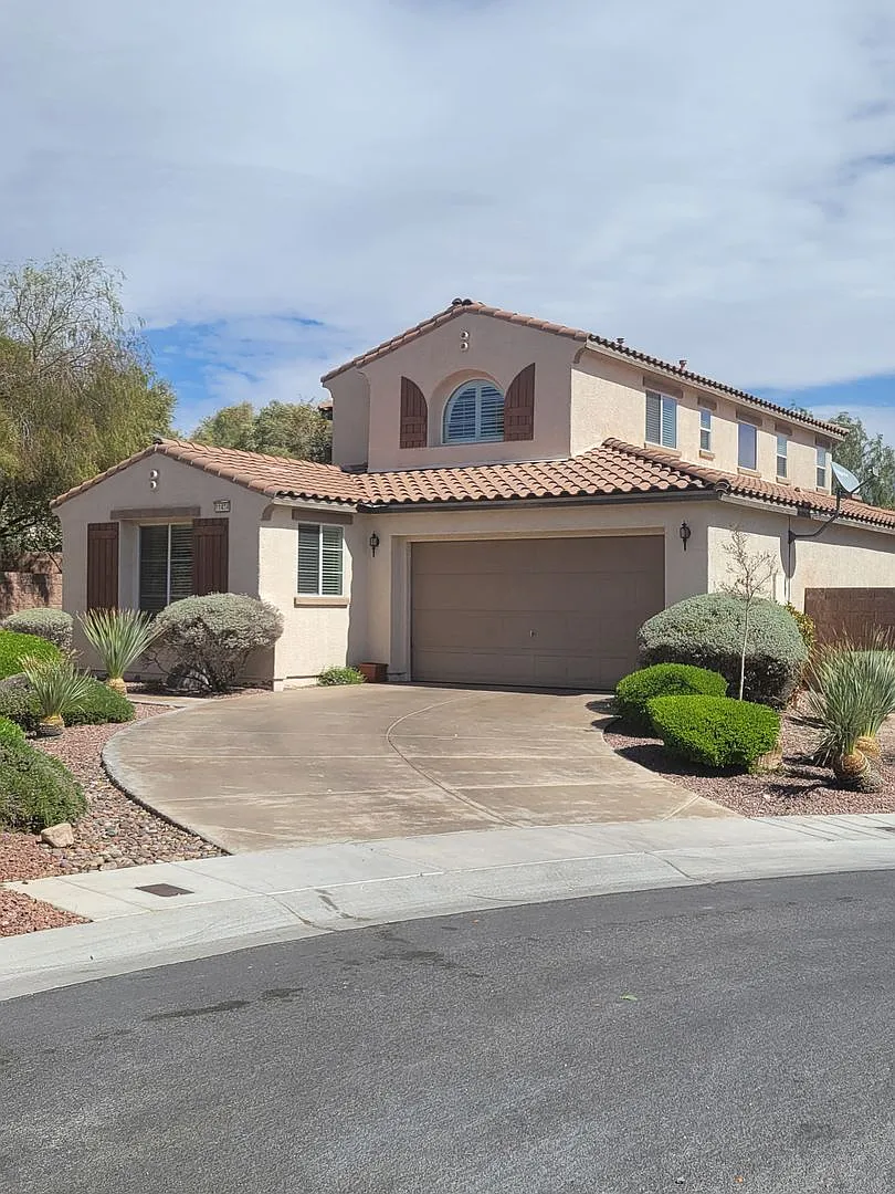 Summerlin 4/4 with 3 car tandem & Bed Down with Pool — Photo 1