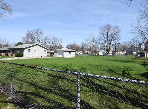 2nd image of 2407 Blossom St
