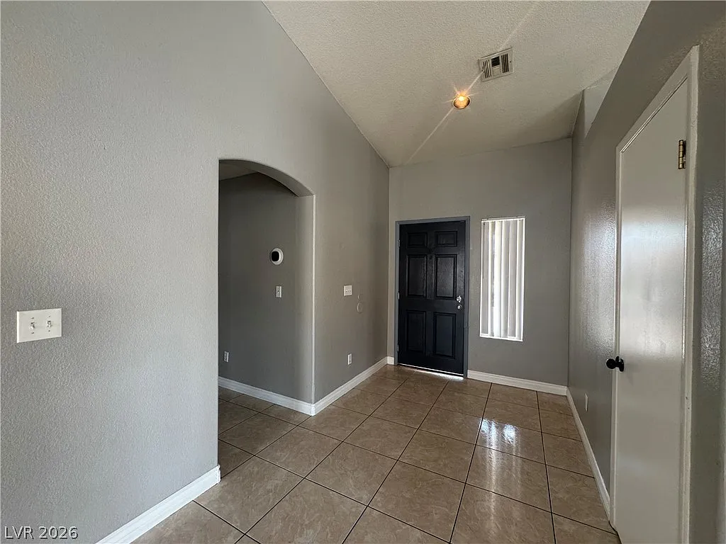3 bed, 2.0 bath, 1462 sqft, $2,200 — Photo 2