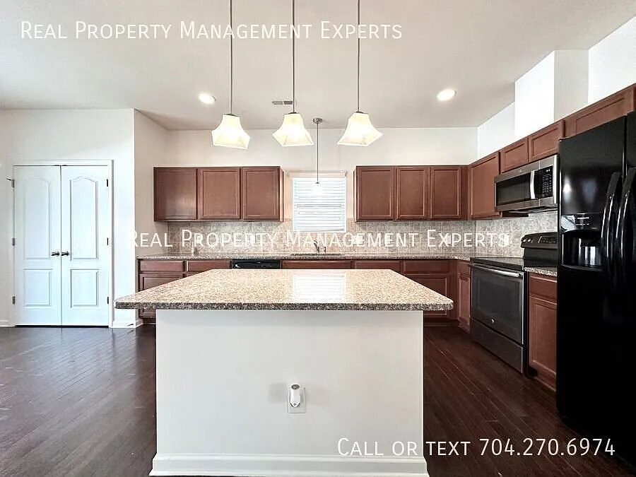 Spacious 5BR/3BA Home located in Charlotte! — Photo 3