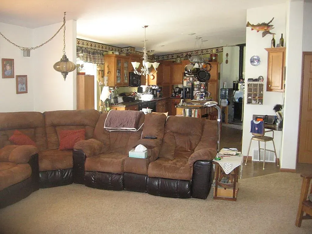 4 bed, 2432 sqft, $2,400 — Photo 3