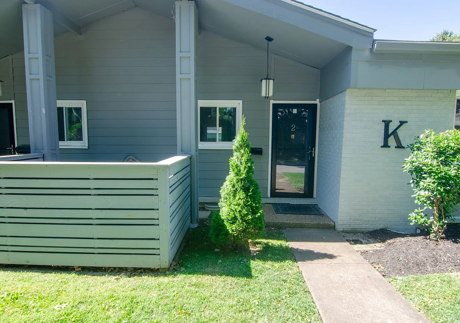 Convenient 2 Bed Green Hills Apartment — Photo 1