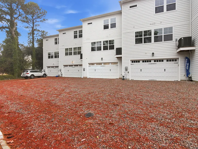 2923 Pretty Lake Ave #A — Photo 40