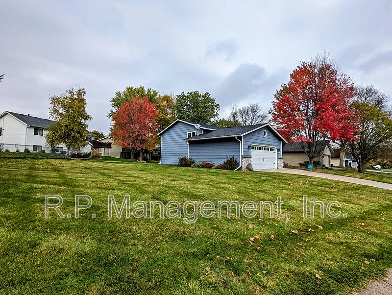 4 bed, 2.0 bath, 2200 sqft, $2,597 — Photo 2