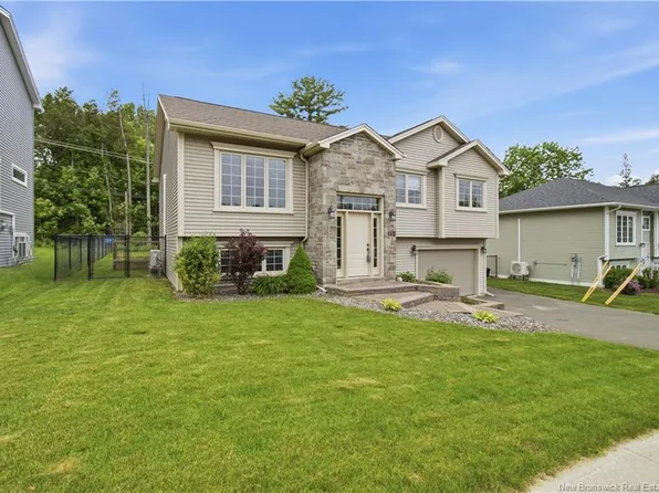 142 Mooers Dr, Fredericton, NB E3C 0J6