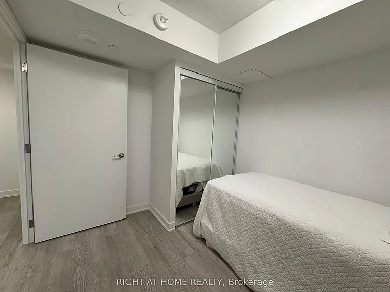 3 Strathgowan Ave #318 — Photo 22