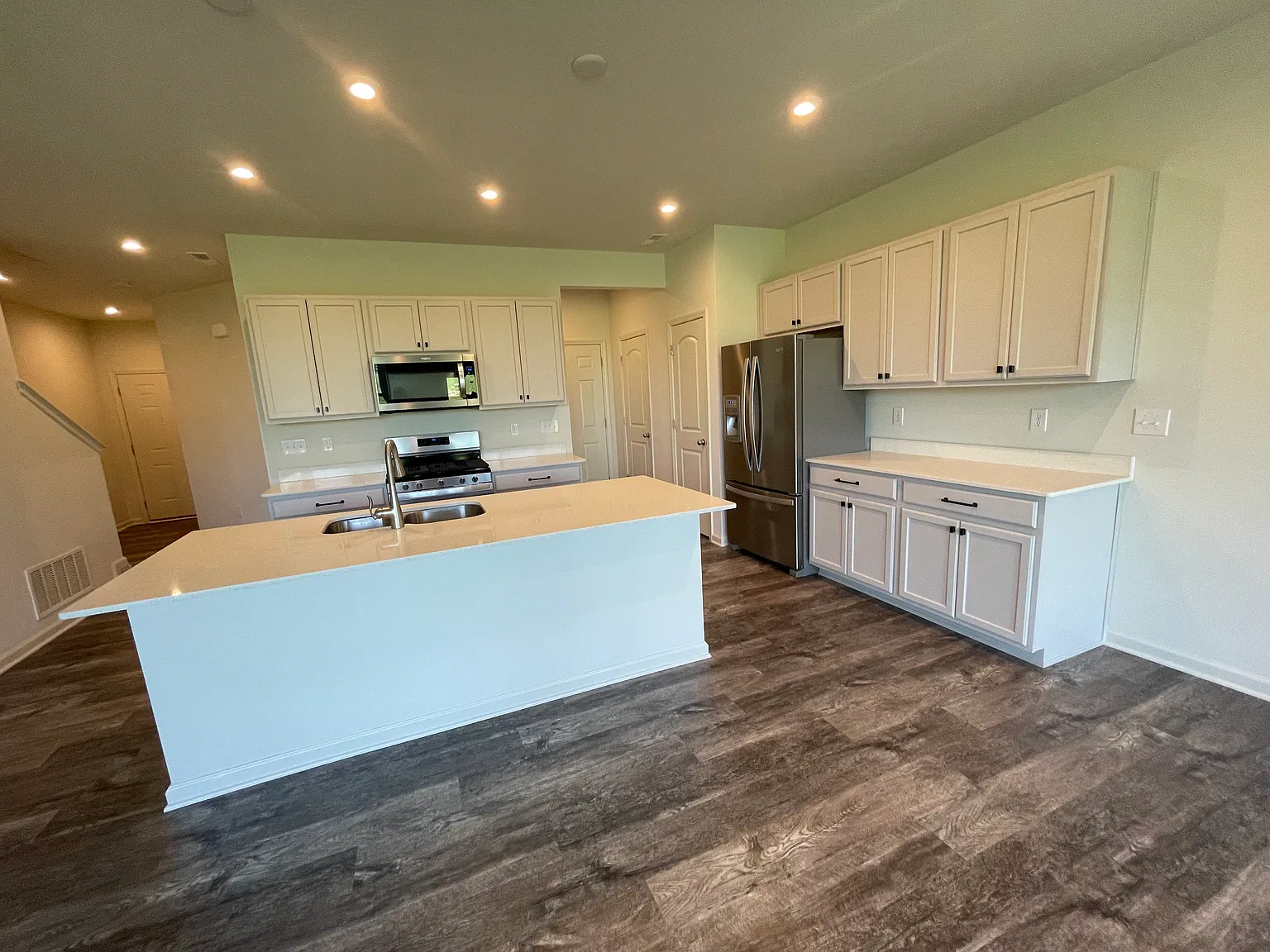 3 bed, 2.5 bath, 1854 sqft, $2,400 — Photo 4