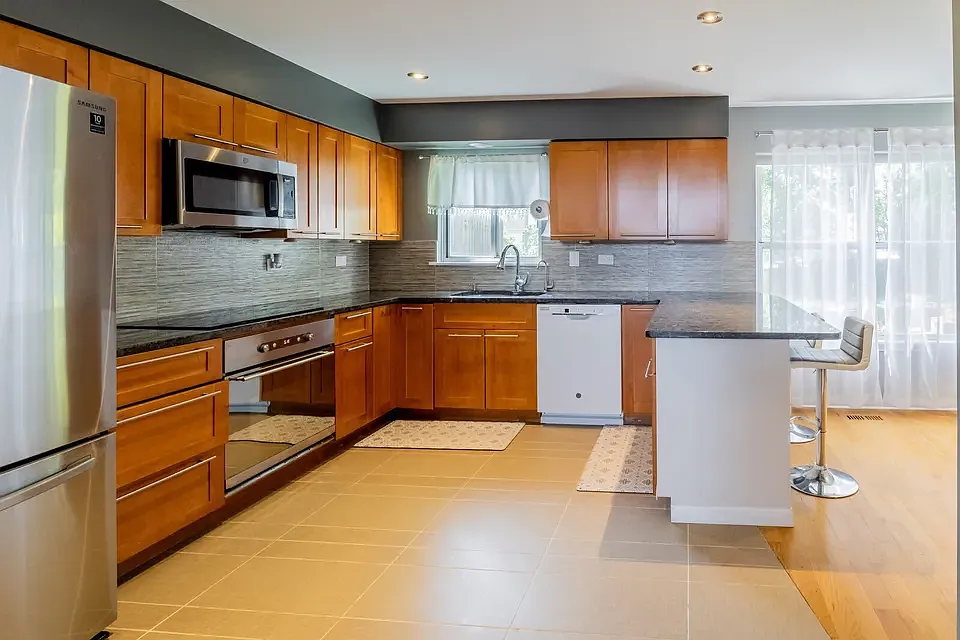 3 bed, 1.5 bath, 1800 sqft, $3,000 — Photo 2