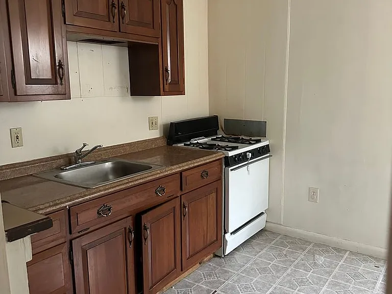 527 N 8th St — Photo 3