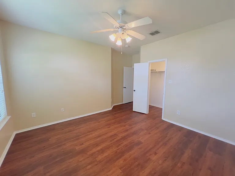 1031 Johnson City Ave — Photo 2