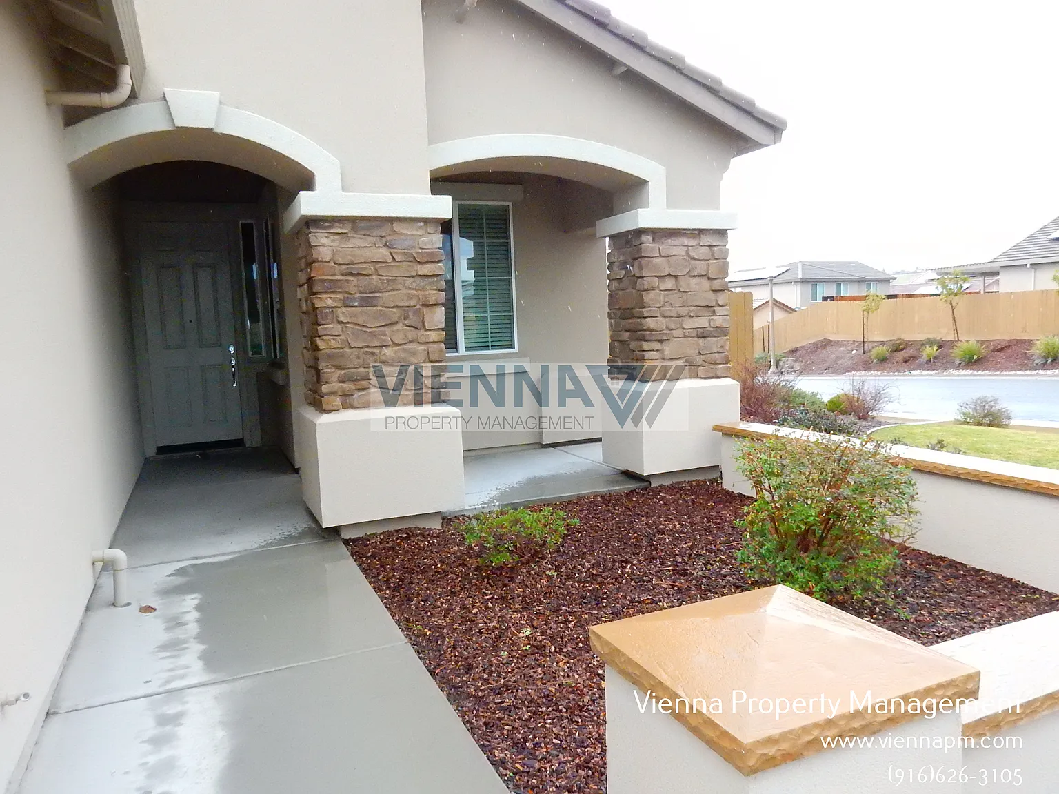 Beautiful 3 Bedroom Home with Upgraded Kitchen — Photo 3