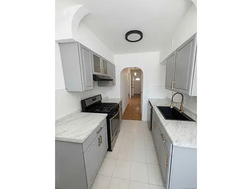 1080 Rhinelander Ave Photo 1