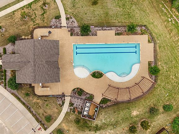 2nd image of 585 Concho St