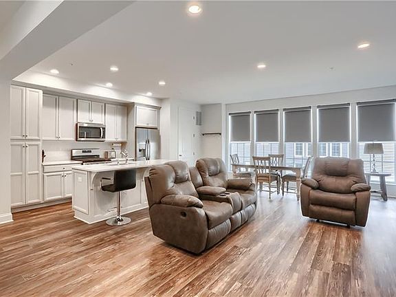 5th image of 327 Parade St