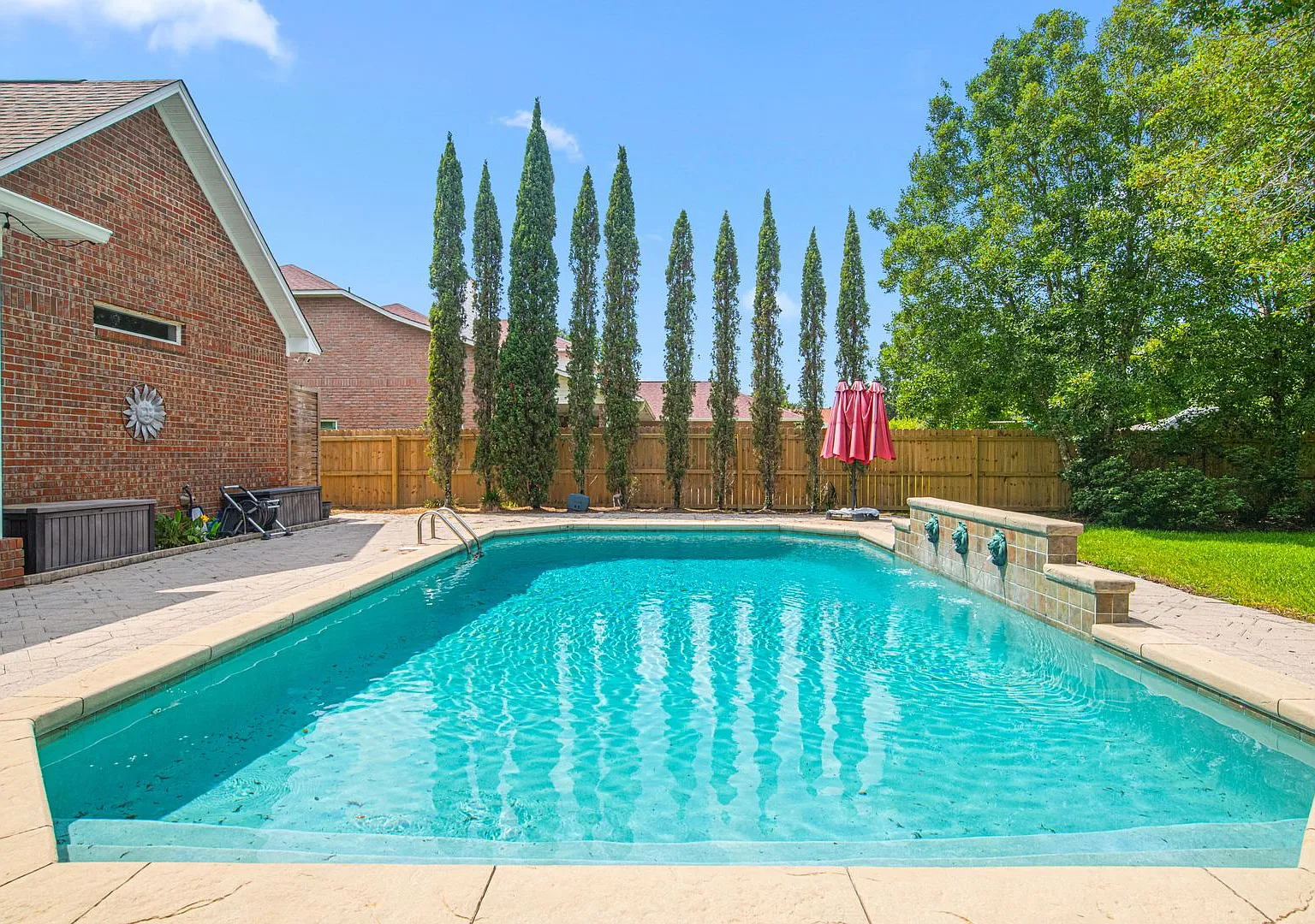Gorgeous Luxury Pool Home in the Desirable Brittany Forge Neighborhood — Photo 2