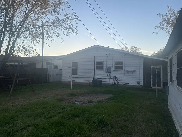 1941 N Mockingbird Ln — Photo 14