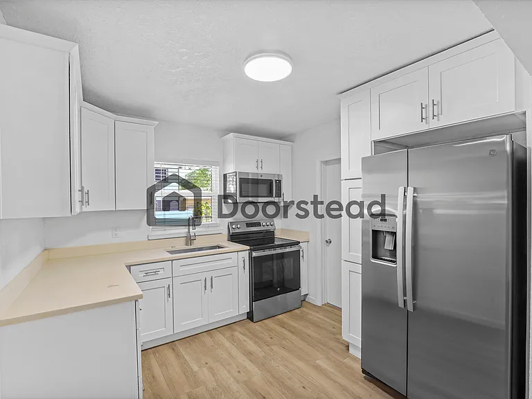 1204 E Esther St — Photo 15