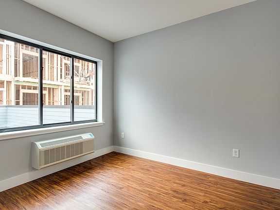 5th image of 424 Whiton St APT 304