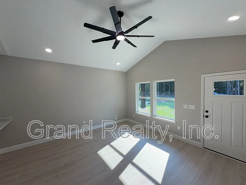 3 bed, 2.0 bath, 1396 sqft, $1,695 — Photo 3
