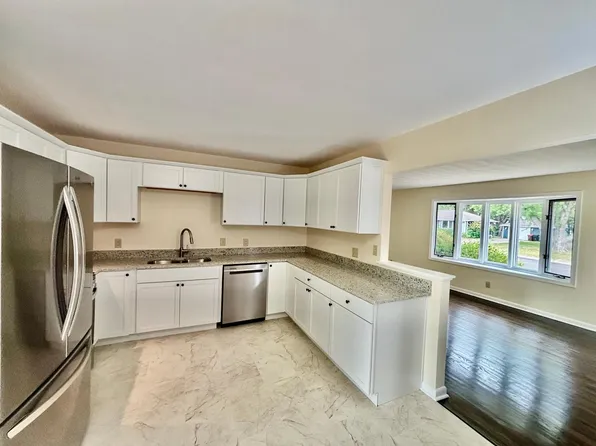 2021 Chambers St N, Maplewood, MN 55109