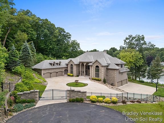 4th image of 7635 Sandy Hollow Ln SE