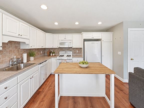 5th image of 42 Longview Cir #B
