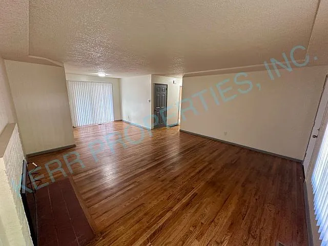 Charming 4-Bed Oasis with 2 Full Baths in Portland - Spacious 1,672 Sq Ft on NE Beech St! — Photo 3