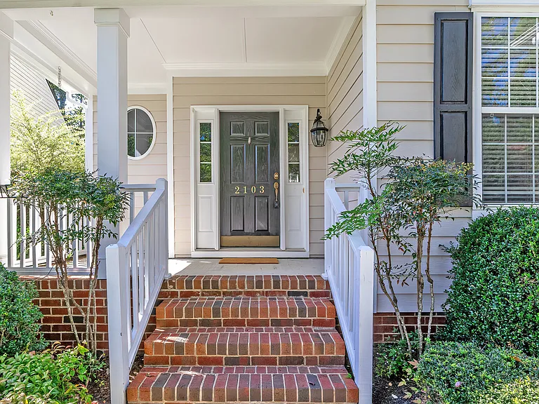 2103 Templeton Gap Dr — Photo 2
