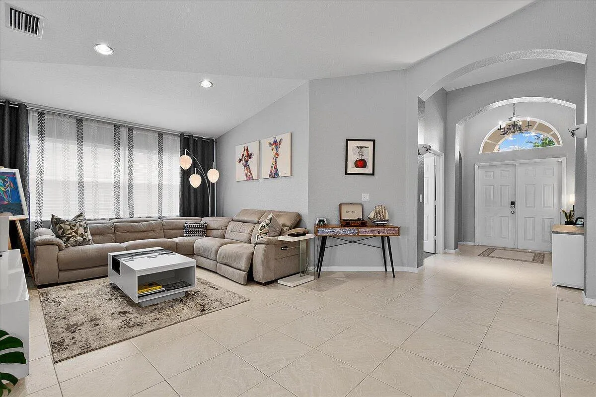 3 bed, 2.0 bath, 1943 sqft, $9,000 — Photo 3
