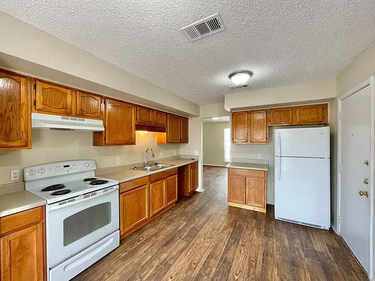 2416 Grasslands Dr — Photo 6