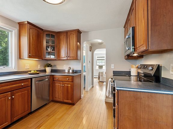 3rd image of 134 Bedford St