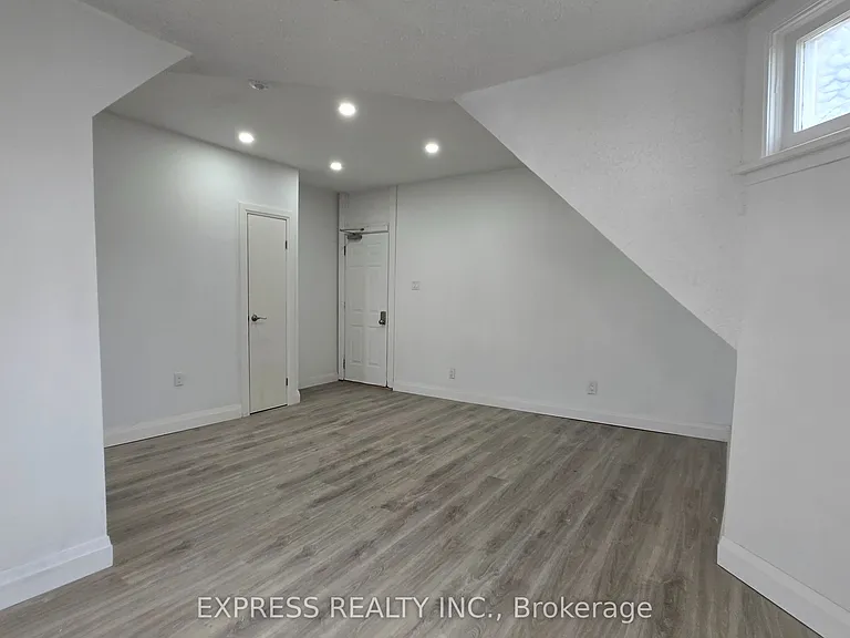 252 James St S #301 — Photo 11