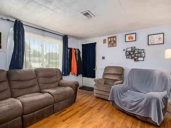 4th image of 25952 Desmond Ave