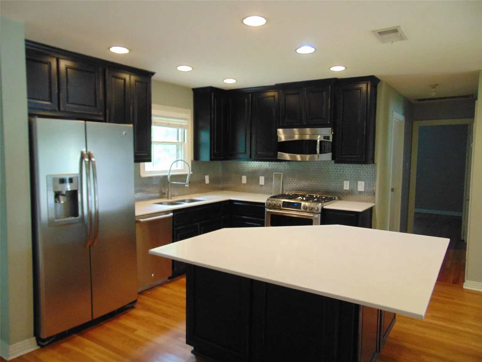 2 bed, 1.0 bath, 940 sqft, $2,650 — Photo 3