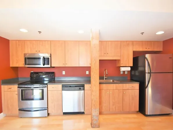 147 Centre St APT 505, Brockton, MA 02302
