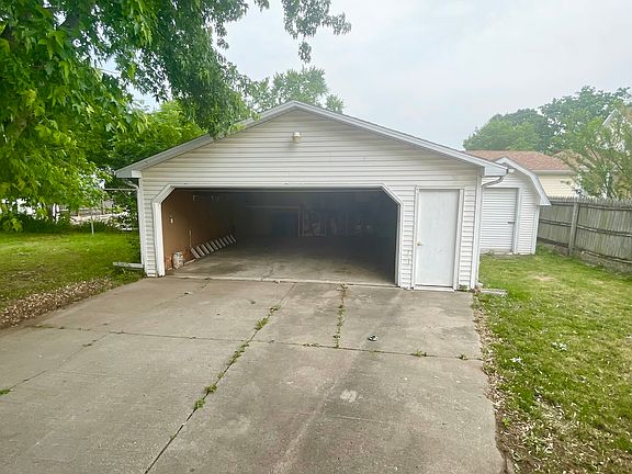 3rd image of 835 11th St