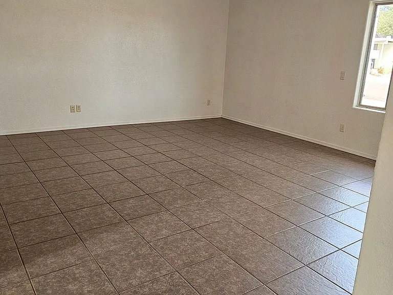 5018 Evergreen Dr — Photo 2