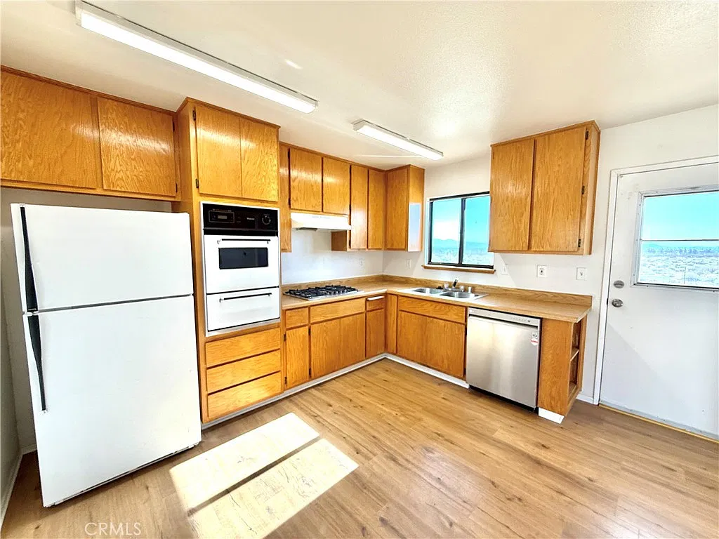 2 bed, 1026 sqft, $1,650 — Photo 3