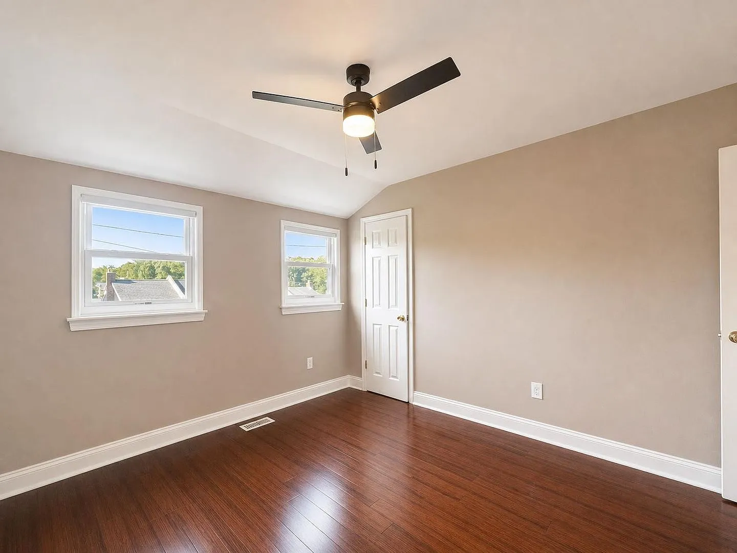 Spacious Townhome with Finished basement — Photo 4